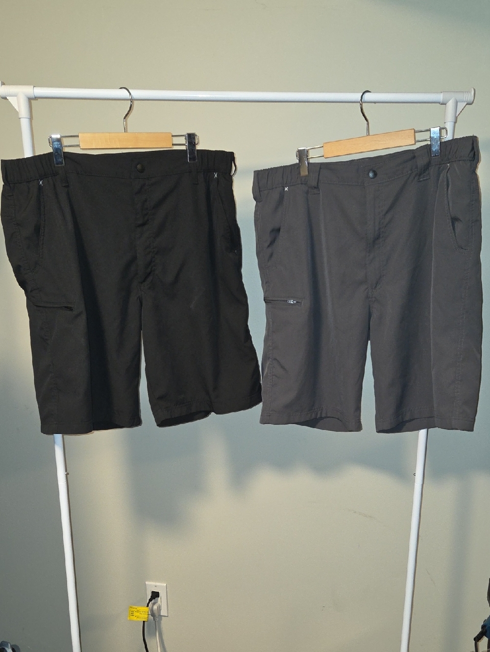 Lot Of Two Pairs Of Wrangler Men's Cargo Shorts - Black & Gray Size 38